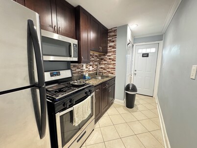 Updated Modern Apartment 2BR Easy Parking