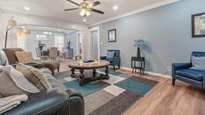 Living area - Mara Retreat: Unit B: Fire Pit-Grill-Groups-Patio-Games-Ping Pong Table  (Birmingham)