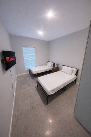 2 bedrooms, desk, iron/ironing board, WiFi
