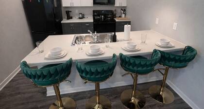 Three Bedroom Unit in Des Moines