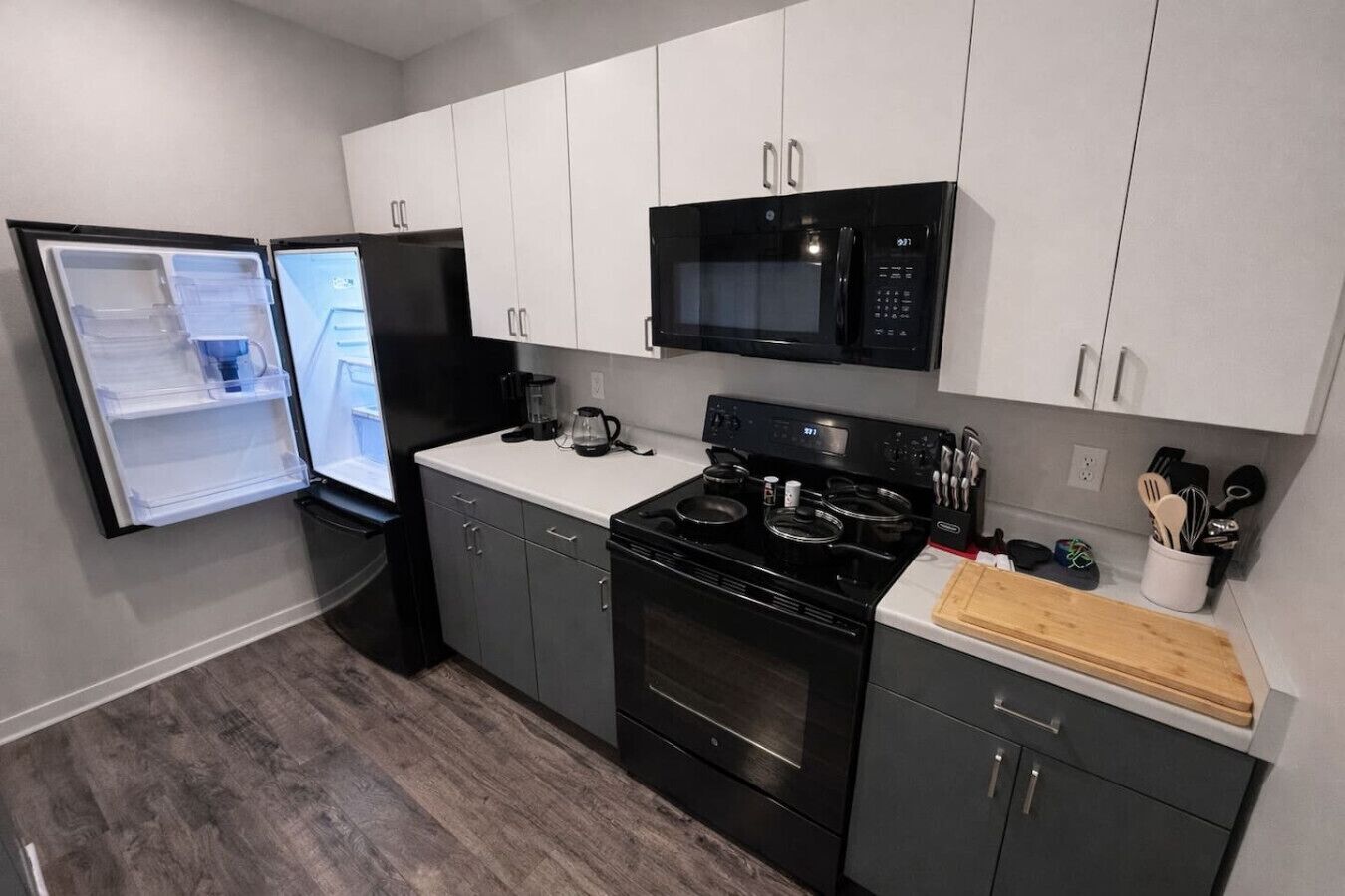 Jääkaappi, mikroaaltouuni, uuni, liesi