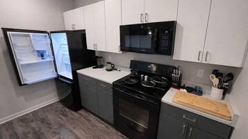 Jääkaappi, mikroaaltouuni, uuni, liesi