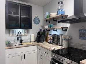 Fridge, microwave, oven, stovetop - Modern Super Clean Lakeside Retreat (Harrison Hot Springs)