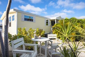 Outdoor dining - Canalfront Keys Home - Dock for 35' Boat, Large Porch, Big Yard & Quick Access to Open Water (Cudjoe Key)