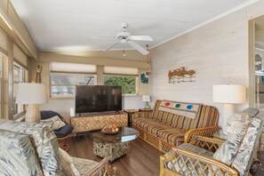 Smart TV, ping pong, books - Canalfront Keys Home - Dock for 35' Boat, Large Porch, Big Yard & Quick Access to Open Water (Cudjoe Key)