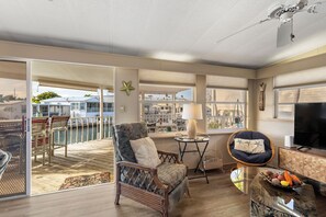 Smart TV, ping pong, books - Canalfront Keys Home - Dock for 35' Boat, Large Porch, Big Yard & Quick Access to Open Water (Cudjoe Key)