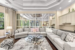 Smart TV - Tranquility - 4000 Sq ft of Luxury - Private Pool/Spa, Walk Everywhere, Pet Friendly (Lido Key)