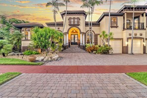 Exterior - Tranquility - 4000 Sq ft of Luxury - Private Pool/Spa, Walk Everywhere, Pet Friendly (Lido Key)