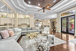 Smart TV - Tranquility - 4000 Sq ft of Luxury - Private Pool/Spa, Walk Everywhere, Pet Friendly (Lido Key)