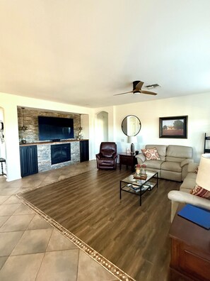 Smart TV, fireplace, books, computer monitors - Spacious 5-Bedroom Arizona Home with Private Pool in Maricopa (Maricopa)