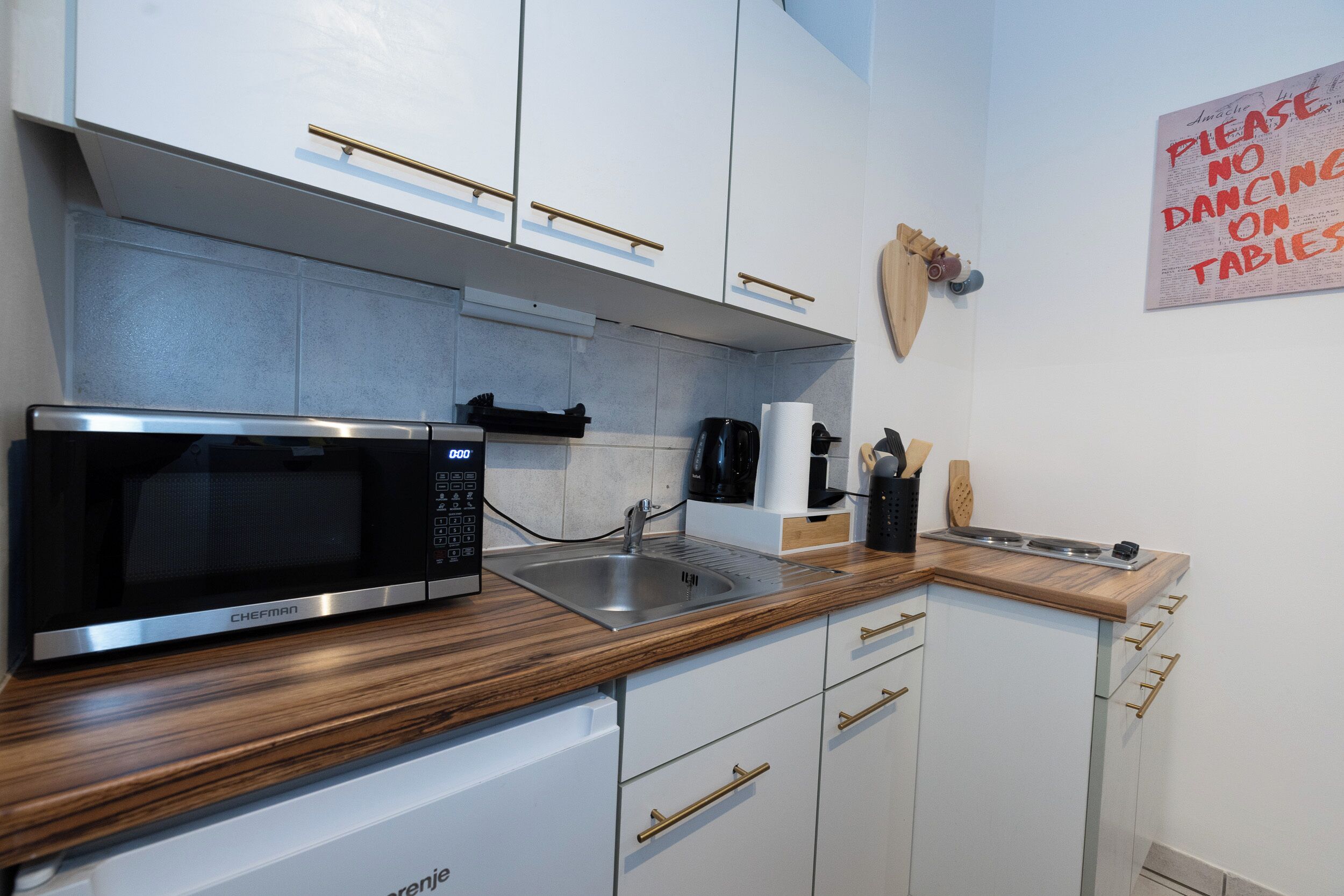 Frigorífic, microones, placa de cuina i cafetera i tetera 