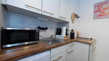 Frigorífico, microondas, placa de cocina y cafetera o tetera