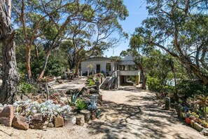 Exterior - Views to Point Addis, short stroll to Anglesea main beach and Lifesaving Club (Anglesea)