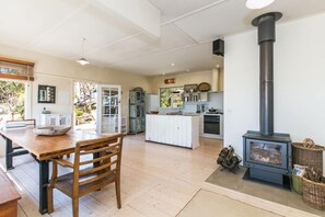 Dining - Views to Point Addis, short stroll to Anglesea main beach and Lifesaving Club (Anglesea)