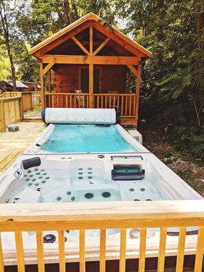 Outdoor spa tub