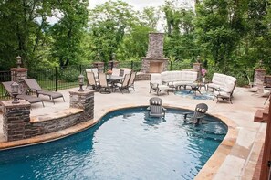 Lämmitetty uima-allas