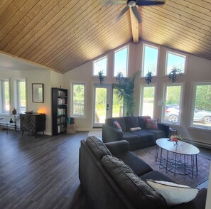 Smart TV, fireplace, books, stereo