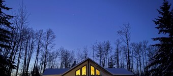 Charming cottage next to the sandy beaches of Fork Lake.  Amenities galore!