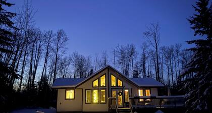 Charming cottage next to the sandy beaches of Fork Lake. Amenities galore!