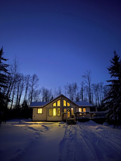 Charming cottage next to the sandy beaches of Fork Lake. Amenities galore!