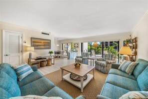 TV - Sea Oats 142 - Elevators - Beachview - Tennis - Community Pool - Sleeps 4! (Boca Grande)