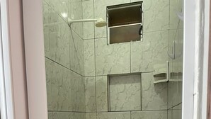 Sèche-cheveux, serviettes fournies, savon, papier toilette