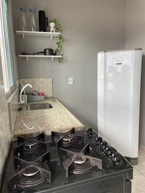 Private kitchen - Studio apartment in the center of Belém, 10 minutes from the main tourist attractions. (Belém)