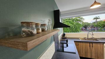 Réfrigérateur, micro-ondes, four, plaque de cuisson