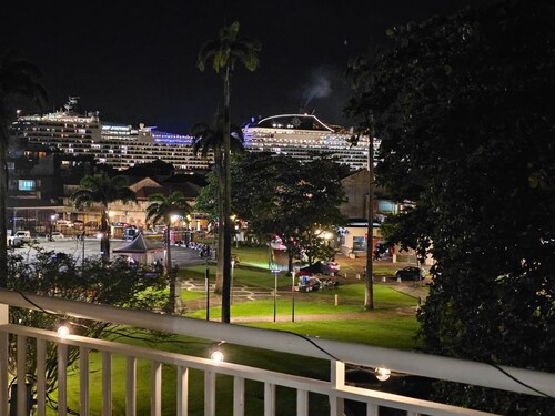 L'échappée Créole  Place de la Victoire