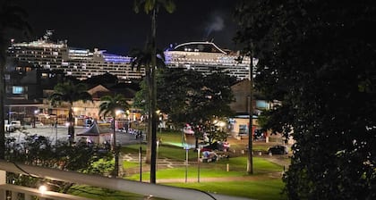 L'Echappée Créole Place de la Victoire.
Logement 2 chambres climatisées vue mer