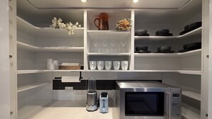 Interior - Spacious Wantirna Family Home | 3BR, 2 Bath, Deck & Parking| Holiday Retreat (Wantirna)