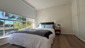 3 bedrooms, WiFi, bed sheets - Spacious Wantirna Family Home | 3BR, 2 Bath, Deck & Parking| Holiday Retreat (Wantirna)