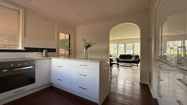 Microwave, oven, stovetop, dishwasher - Spacious Wantirna Family Home | 3BR, 2 Bath, Deck & Parking| Holiday Retreat (Wantirna)