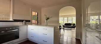 Spacious Wantirna Family Home | 3BR, 2 Bath, Deck & Parking| Holiday Retreat