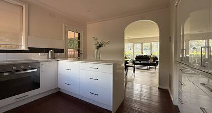 Spacious Wantirna Family Home | 3BR, 2 Bath, Deck & Parking| Holiday Retreat