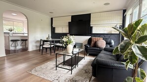 Interior - Spacious Wantirna Family Home | 3BR, 2 Bath, Deck & Parking| Holiday Retreat (Wantirna)