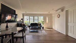 TV - Spacious Wantirna Family Home | 3BR, 2 Bath, Deck & Parking| Holiday Retreat (Wantirna)