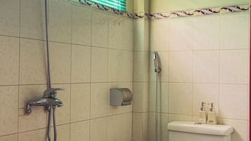 Hus – classic, 2 soverom, rengjøring, byutsikt | Bad | Badekåper