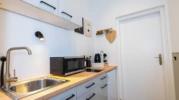 Microondas y placa de cocina