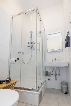 Dusj, hårføner, håndklær og såpe