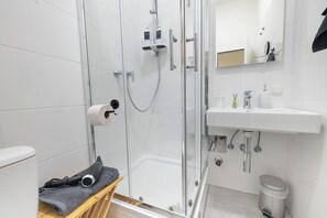 Dusche, Haartrockner, Handtücher, Seife