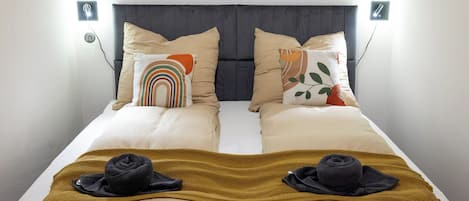 Iron/ironing board, WiFi, bed sheets