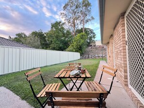 Outdoor dining - Serene 4BR Family Retreat｜Near shops & Highways (Runcorn)