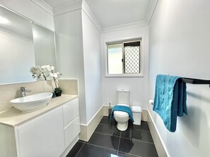 Shower, hair dryer, towels, soap - Serene 4BR Family Retreat｜Near shops & Highways (Runcorn)
