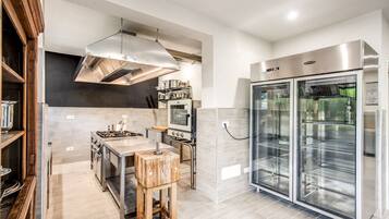 Four, lave-vaisselle, cafetiĂšre/bouilloire, grille-pain