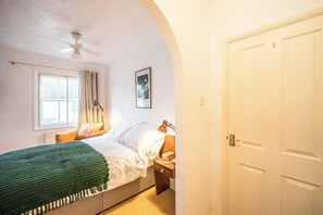 2 bedrooms, iron/ironing board, WiFi, bed sheets - Flat Two, High Street, Saxmundham (Saxmundham)