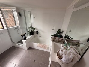 Hair dryer, towels, soap, toilet paper - Koala Park beach front view. Murlong crescent🌊 (Palm Beach)