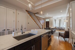 Private kitchen - Gorgeous LUX House in Capitol Hill with Parking (Washington)