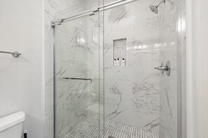 Hair dryer, towels, soap, toilet paper - Gorgeous LUX House in Capitol Hill with Parking (Washington)
