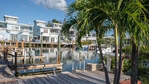 Une propriété située au bord de l’eau, dotée d’un quai, de bateaux et d’une rangée de maisons.